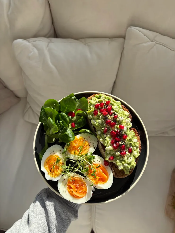 Bol avocat, œufs & mâche