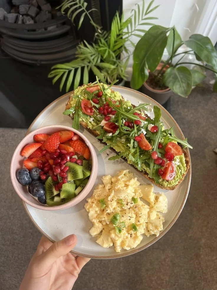 Assiette analysée : toast avocat, œufs brouillés et fruits frais