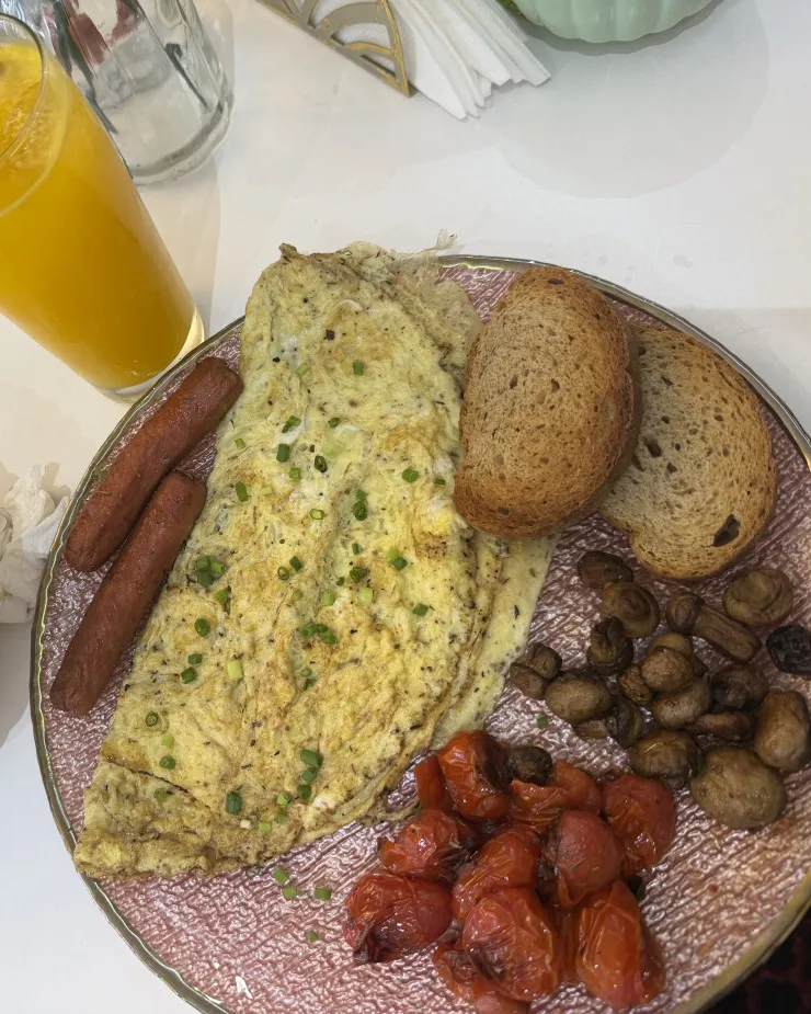 Photo réelle de repas : Brunch omelette, saucisses & champignons