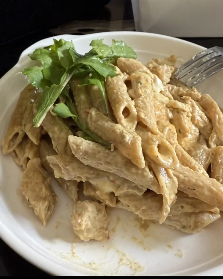Photo réelle de repas : Penne crémeuses au poulet & roquette